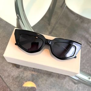 Dezi “on read” sunglasses
